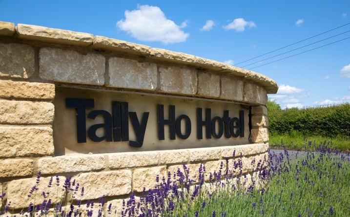 The Tally Ho Hotel - B&B Бицестер Екстериор снимка