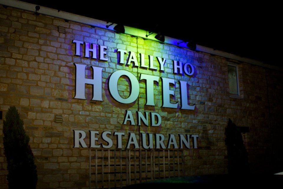 The Tally Ho Hotel - B&B Бицестер Екстериор снимка